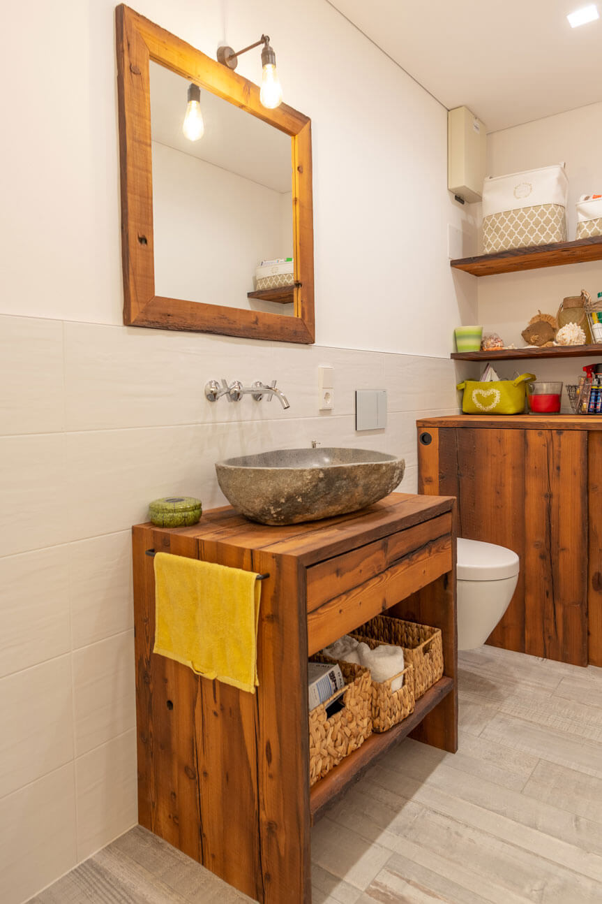 Bad (1) Badezimmerwaschbecken aus Holz mit Steinschüssel als Auffanfbecken