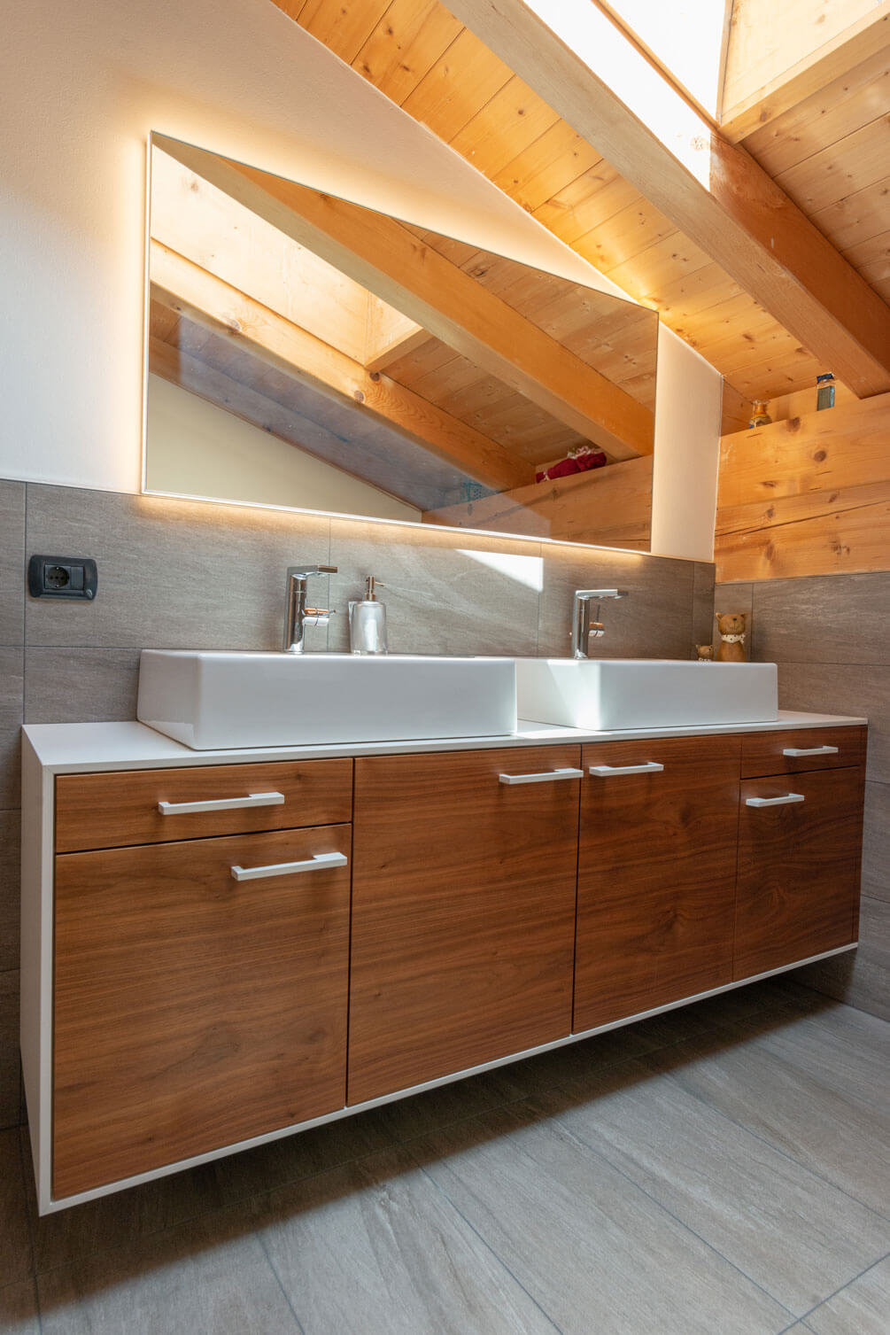 Doppeltes Badezimmerwaschbecken aus Holz und Keramik