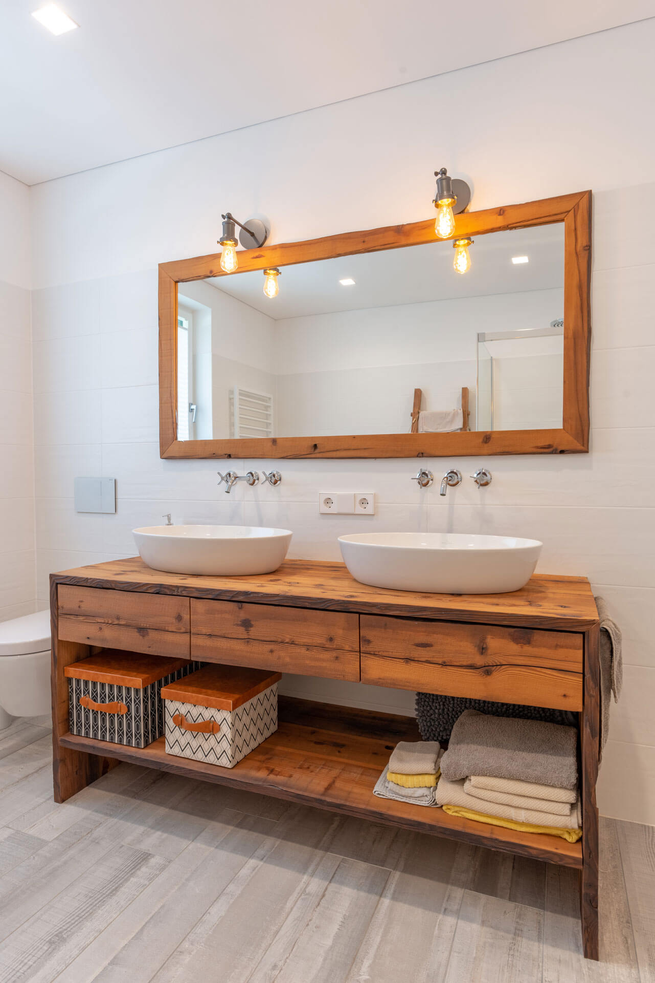 Doppeltes Badezimmerwaschbecken aus Holz und Keramik