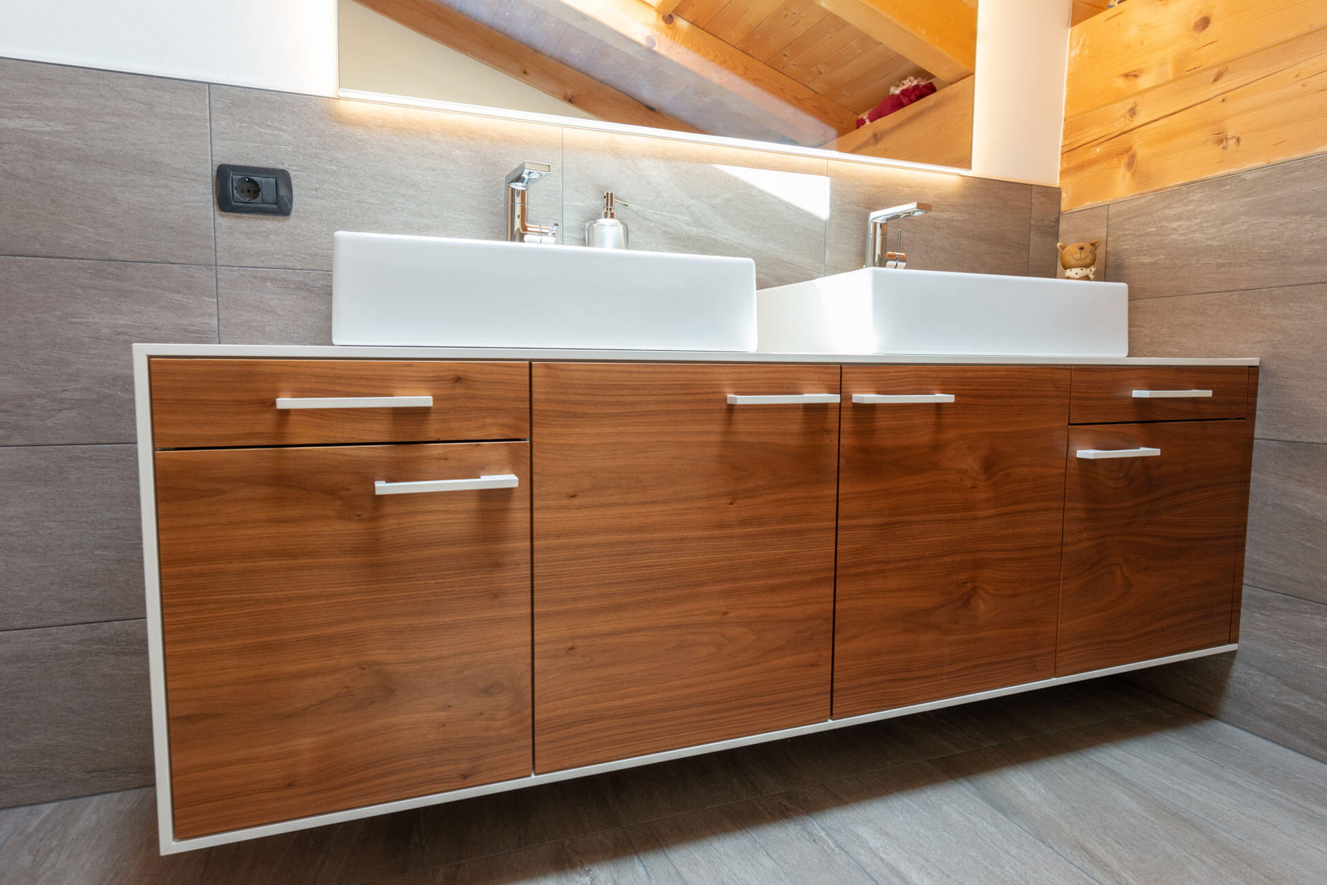 Bad2-1 Doppeltes Badezimmerwaschbecken aus Holz und Keramik