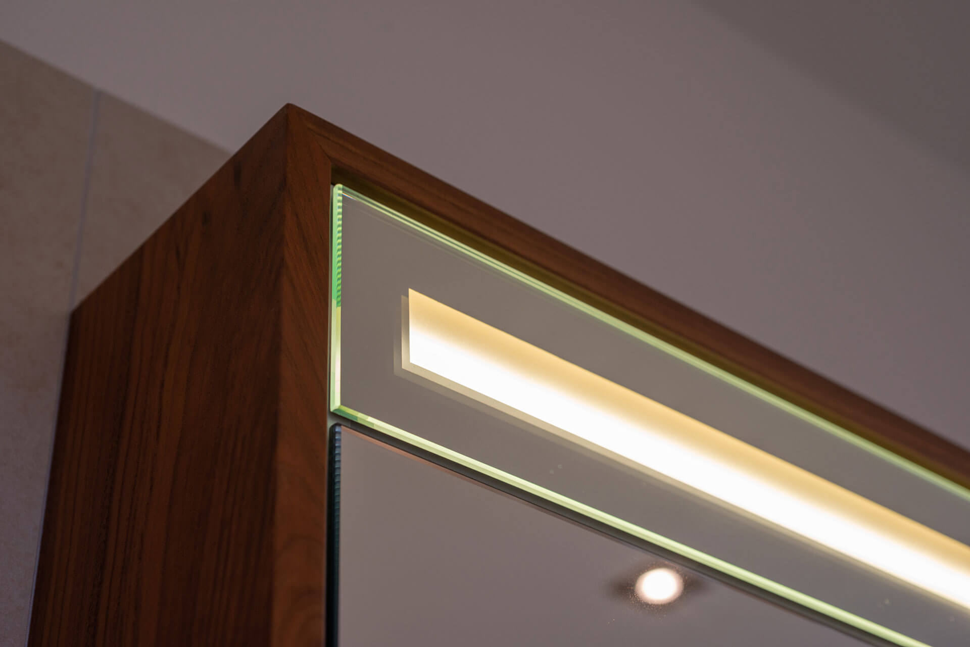 Bad2-2 Nahansicht eines hölzernen Schranks