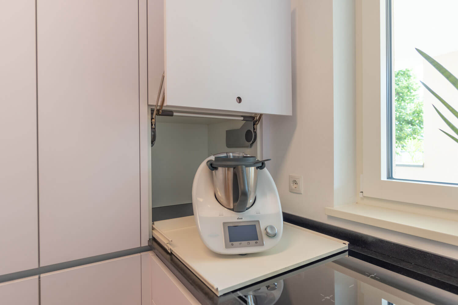 Ausfahrbare Küchenschublade mit nach oben geöffneter Schranktür