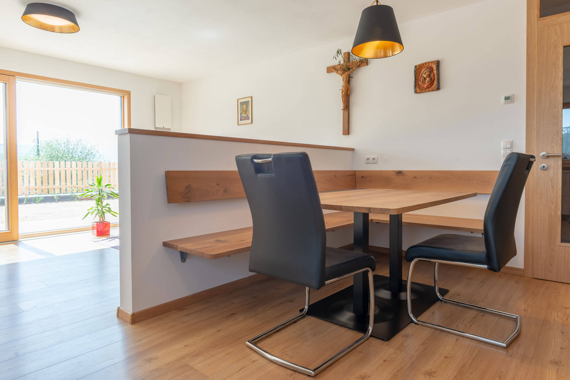 Metallene und Hölzerne Stühle und Tisch mit Eckbank