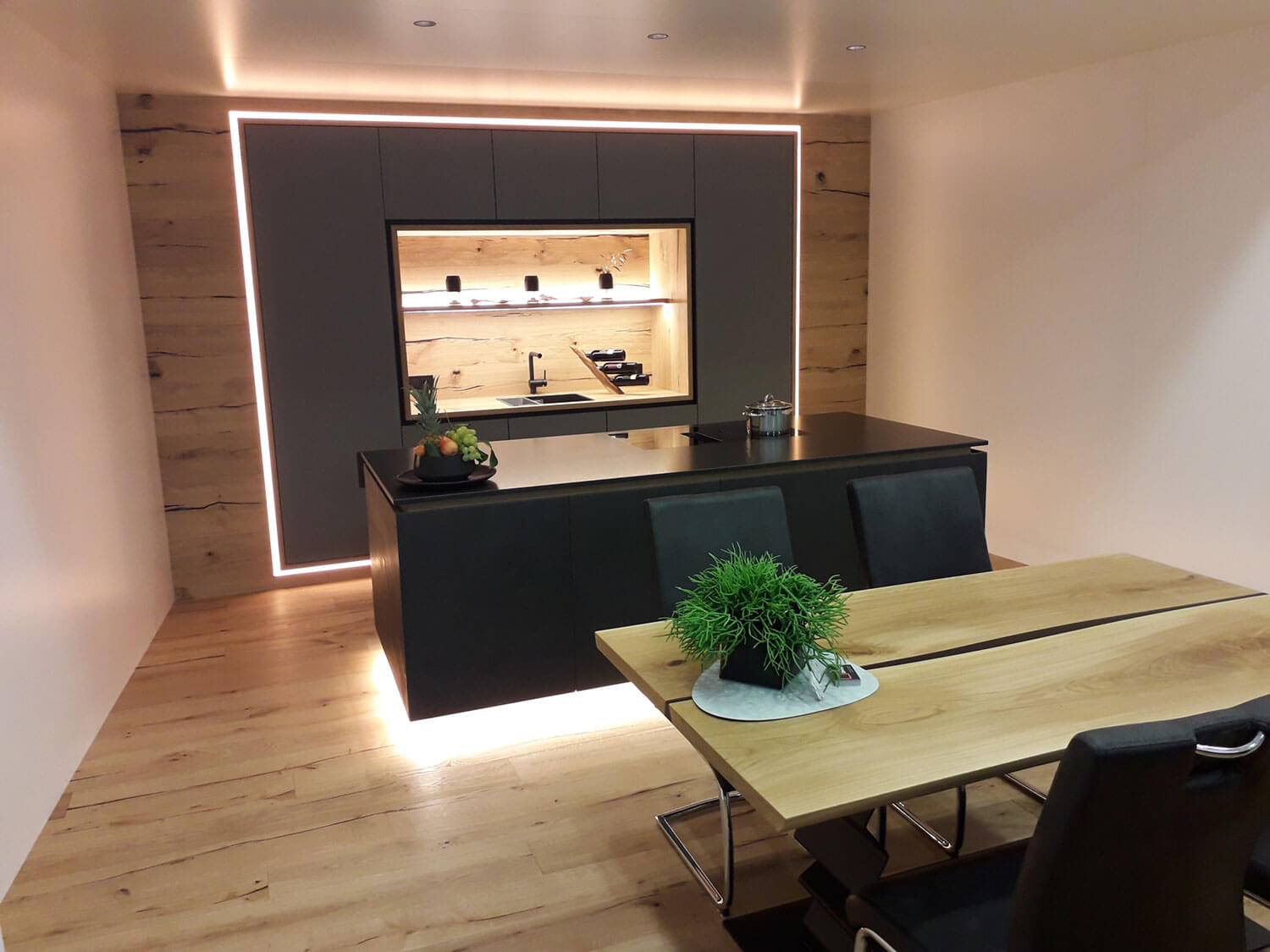 Hölzerne Küche mit Massivholztisch