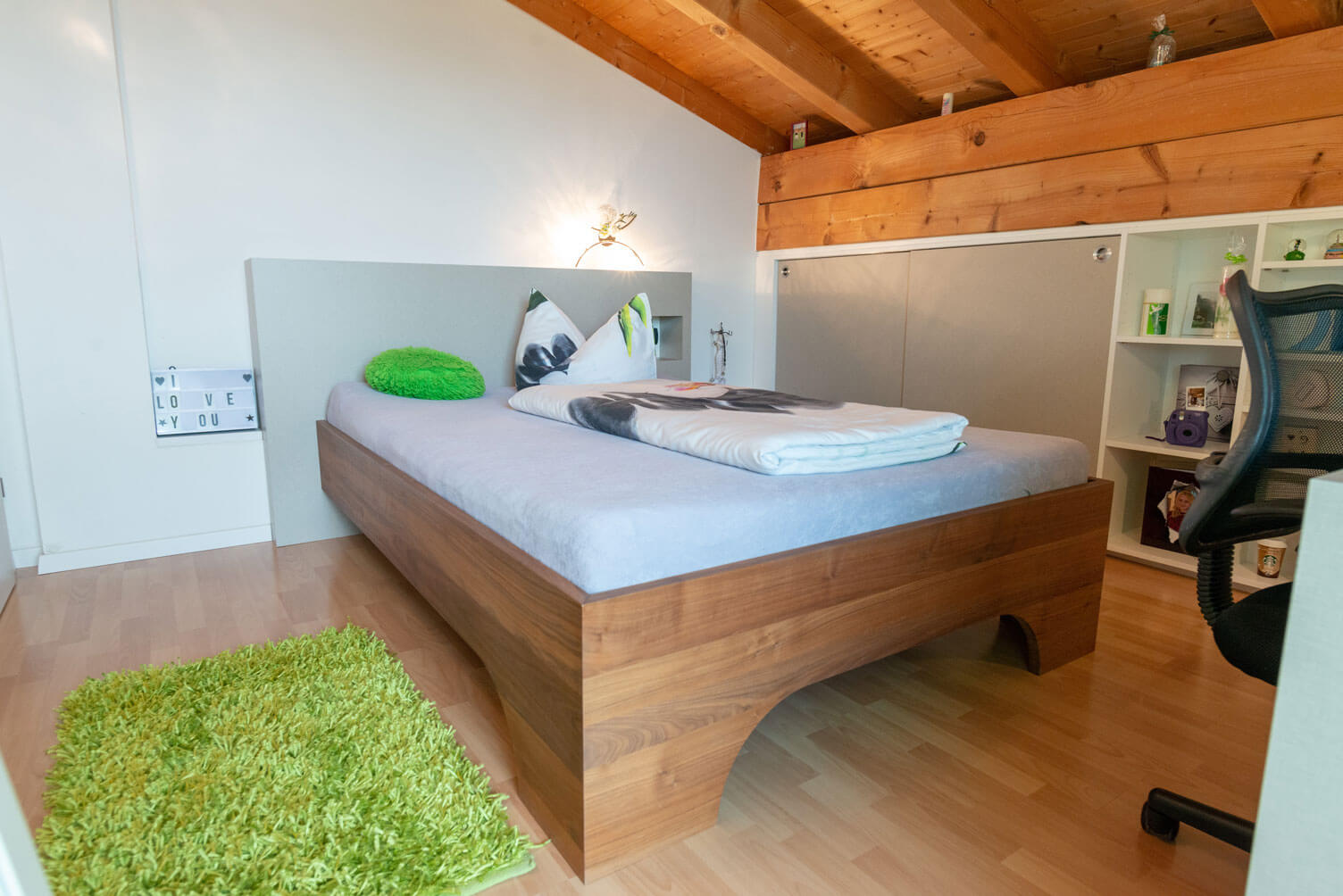 Dachbodenzimmer mit Holzbett und Boden