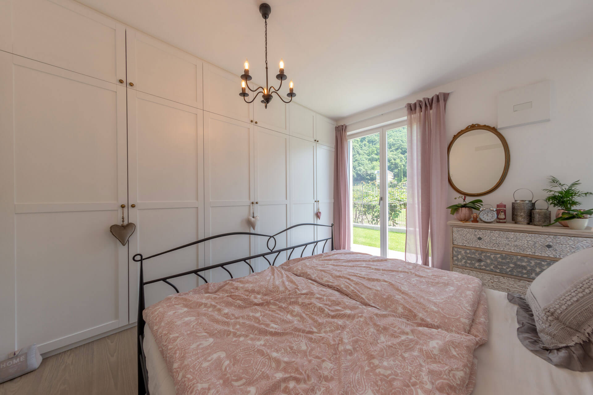 Großer weißer Schlafzimmerschrank der die gesamte Wand bedeckt