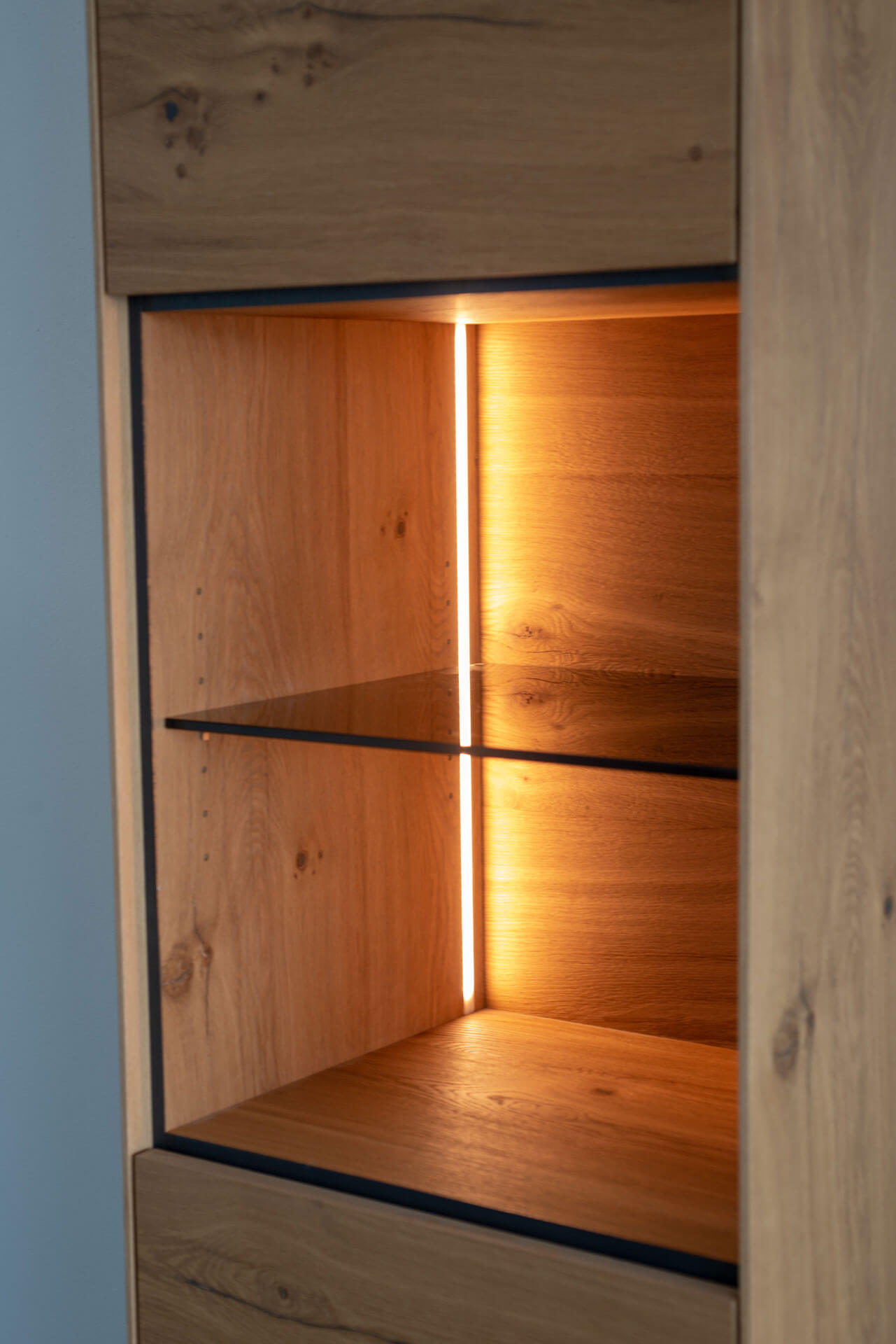 Wohnzimmerregal aus Holz und Glas mit beleuchtung