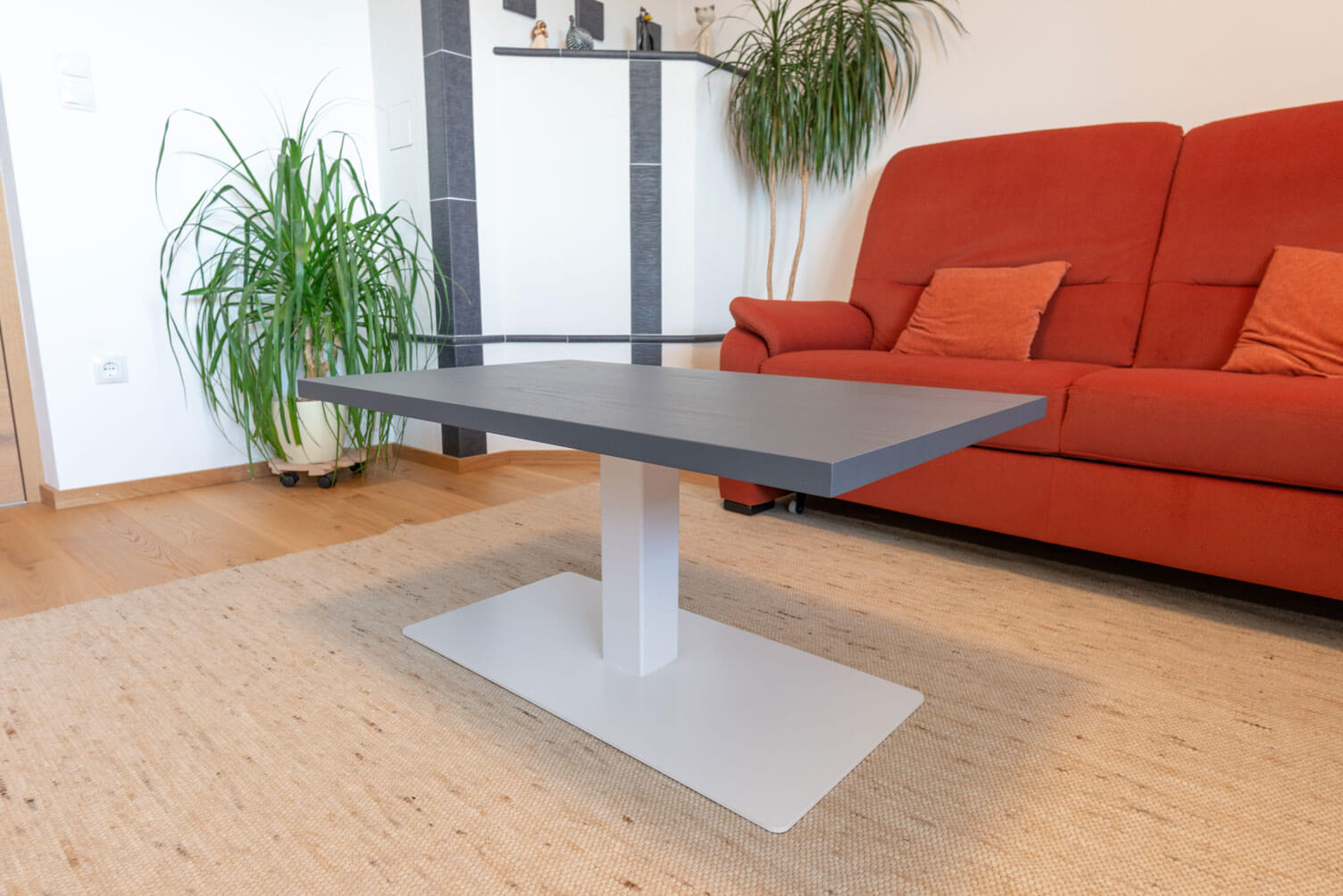 Wohnzimmertisch aus Stein und Metall