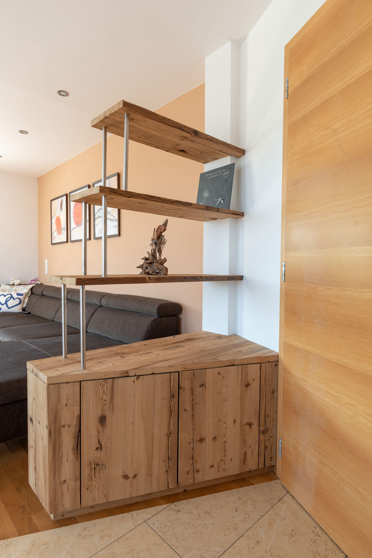 Holzregal mit Metallstreben