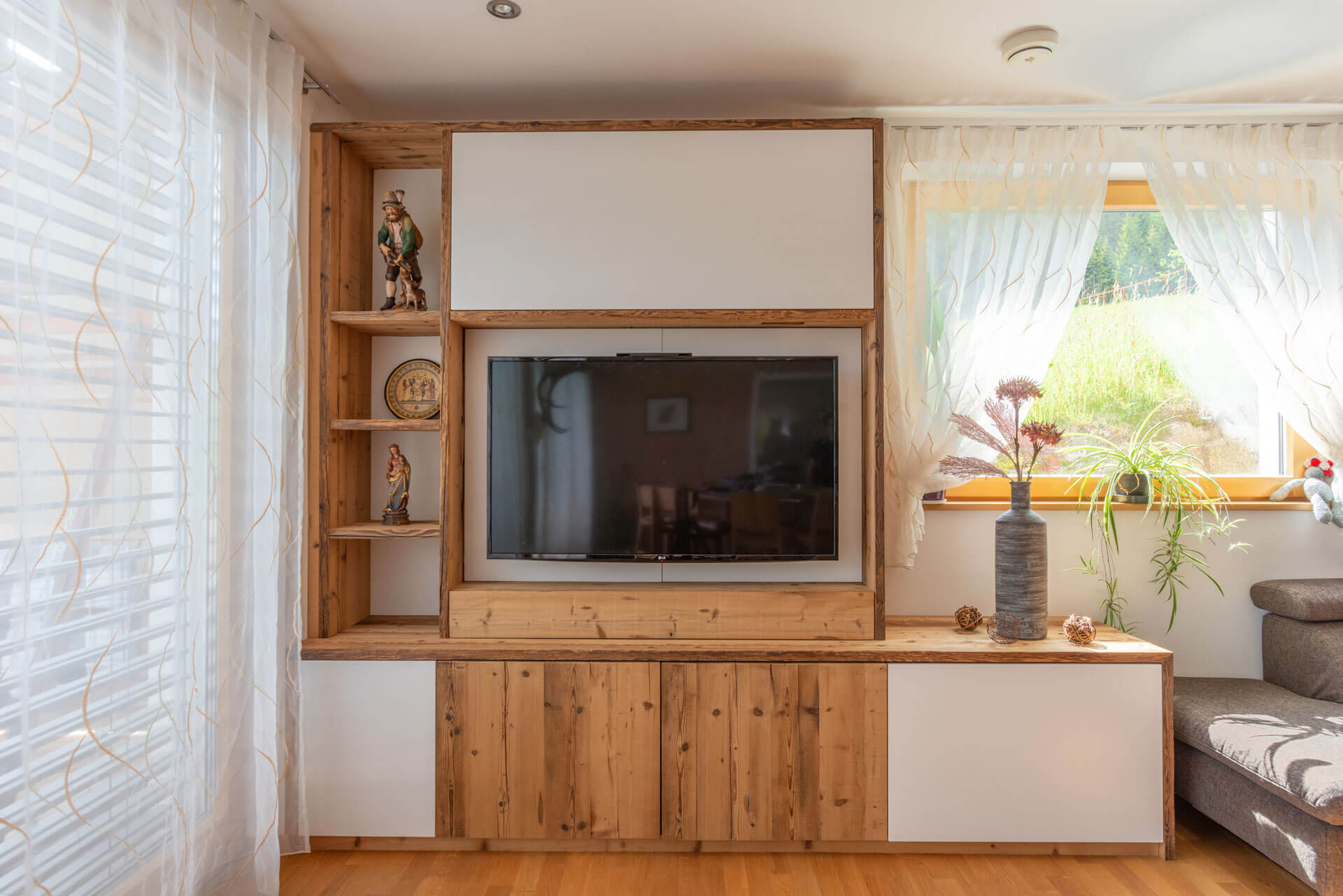 Weiß braunes Wohnzimmermöbelstück