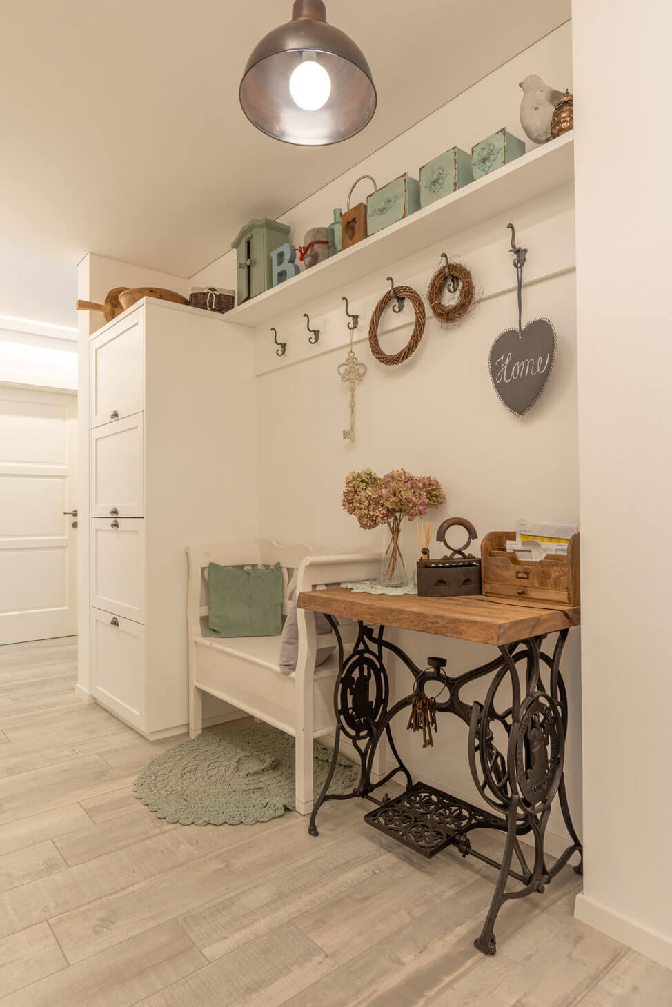 Weißer Holzflur mit weißem Schrank und Bank