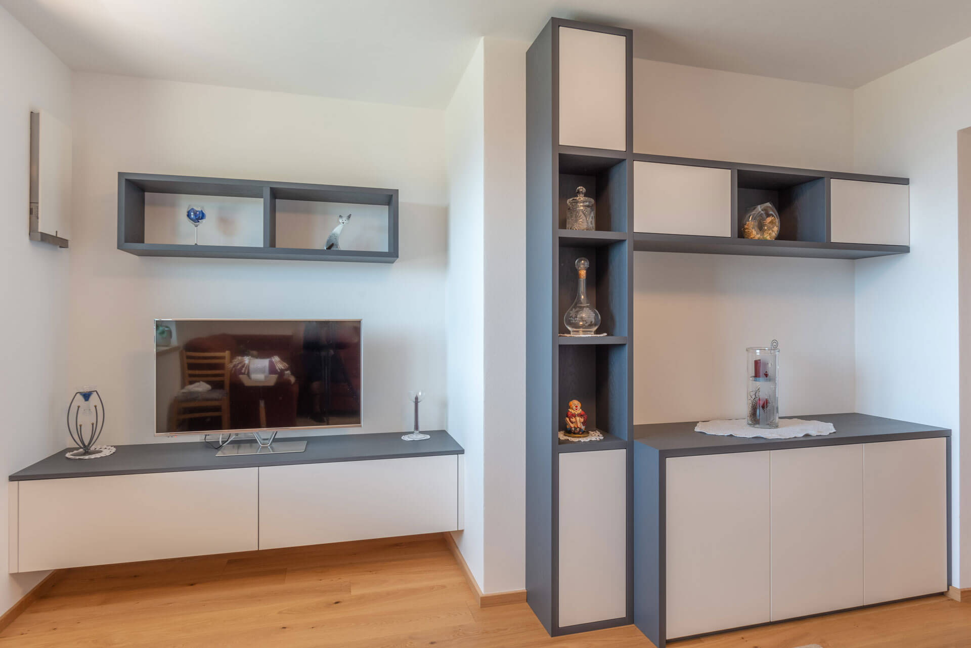 Wohnzimmerregale aus Stein und Holz