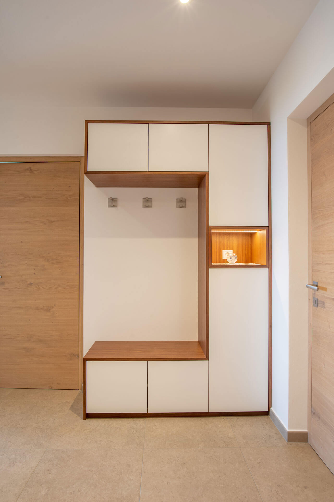 Weiße Holzgarderobe