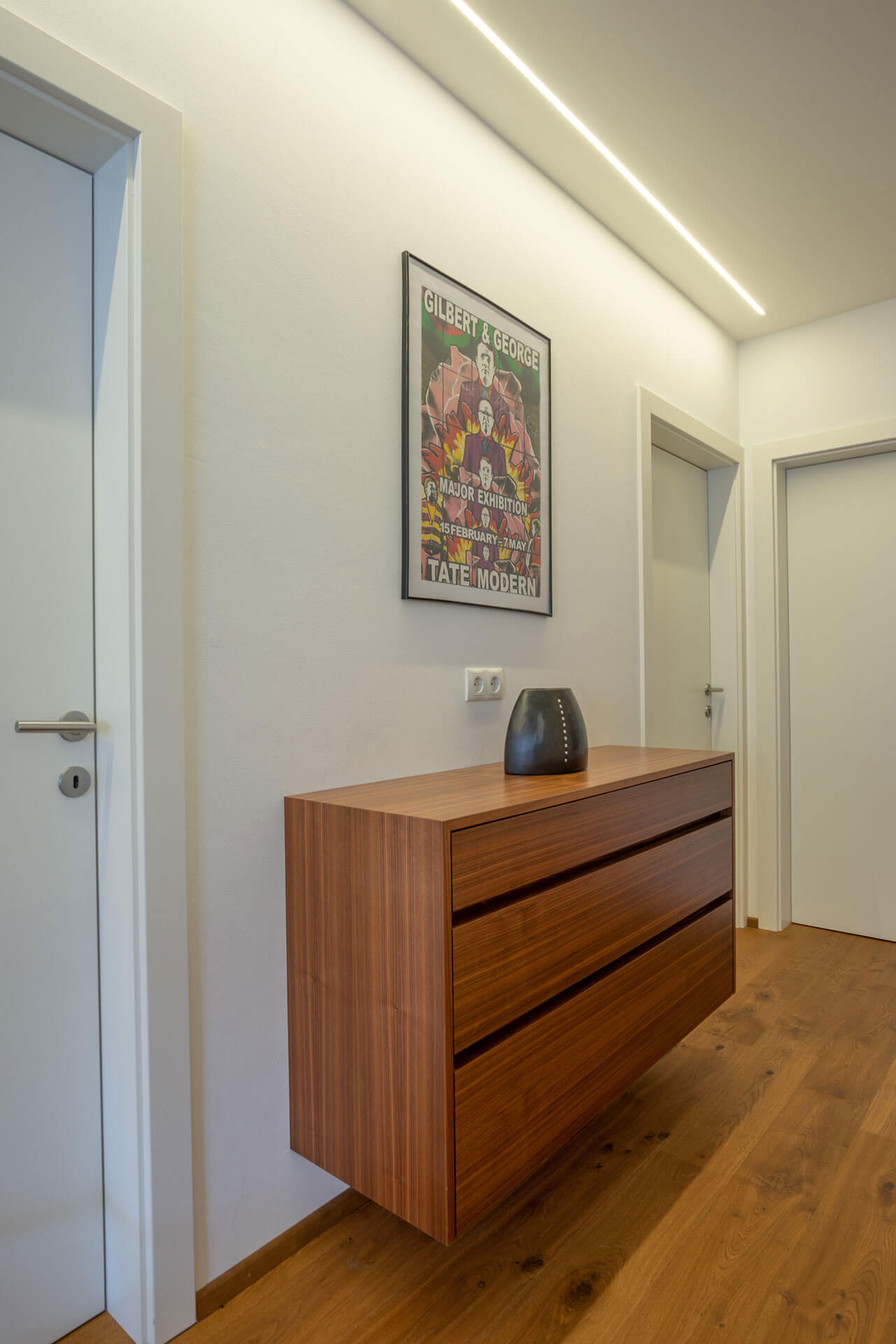 An der Wand befestigter, hölzerner Schrank